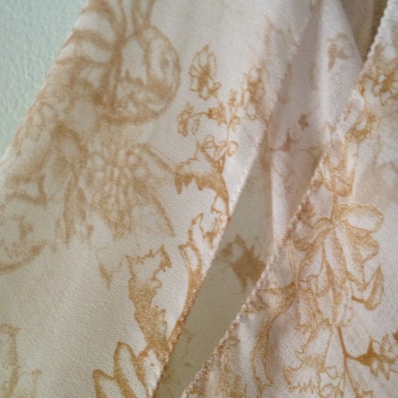 πHOST PICKπ Max cream & gold floral blouse - Picture 2 of 4