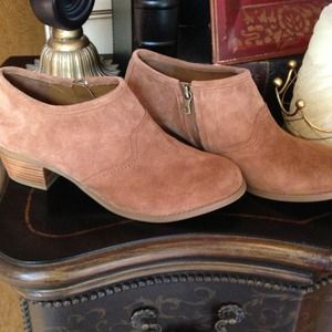 MICHELLE D size 9 Suede Booties