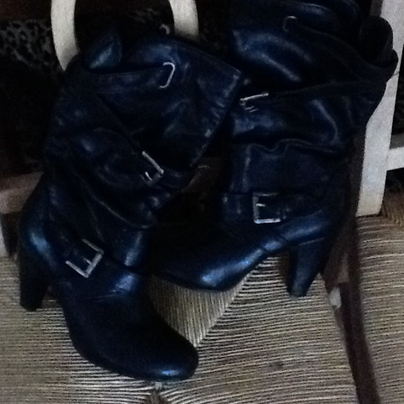 Black slouchy Nine West boots