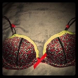 32 C "Sexy Little Thing"-VS. soft push-up bra