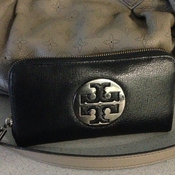 SOLD!! 💯 Tory Burch wallet