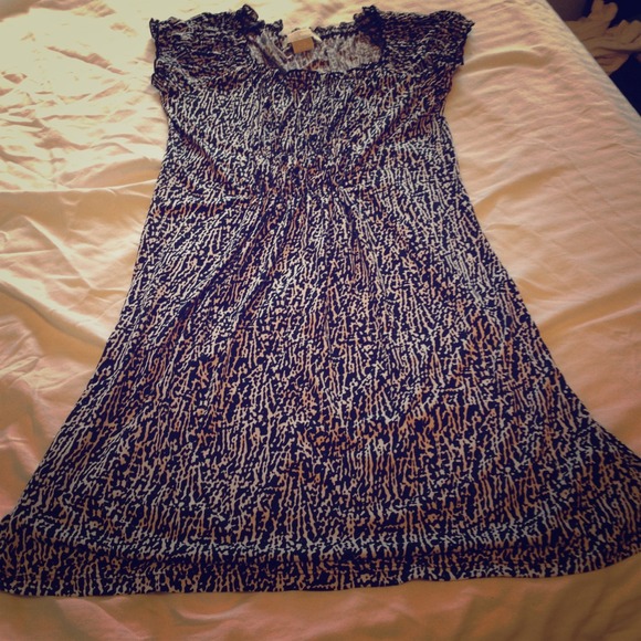 Petite small black and white sleeve dress