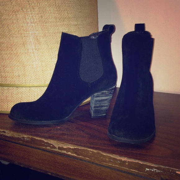 🚫SOLD🚫Steve  Madden black suede booties