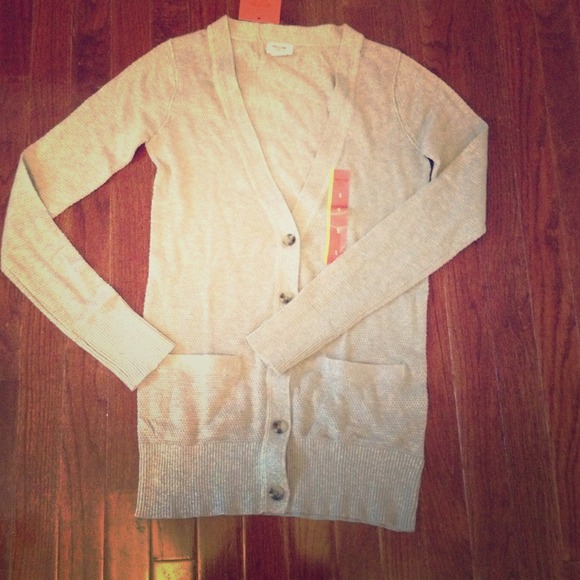 ⛔️SOLD⛔️Light gray sweater with pockets!