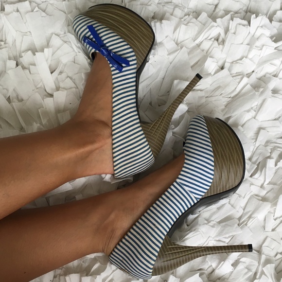 Shoes - 👠New White and Blue Stipes Pumps❤️
