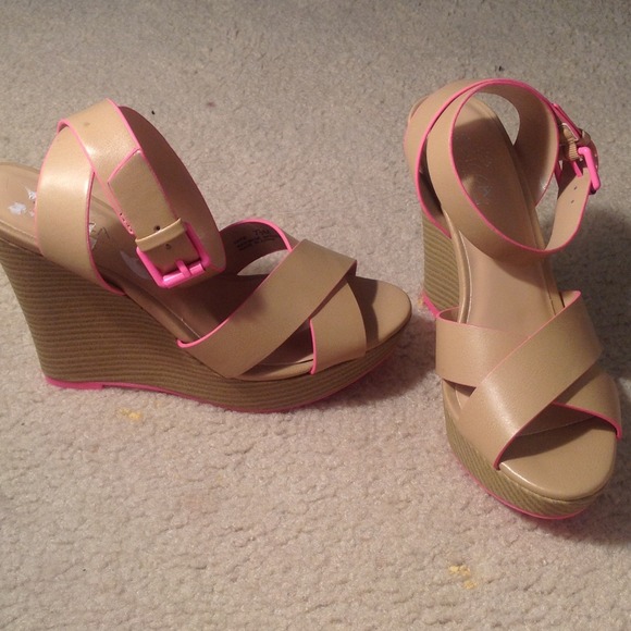 Light tan strappy sandal- sbicca of California