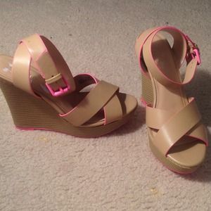 Light tan strappy sandal- sbicca of California