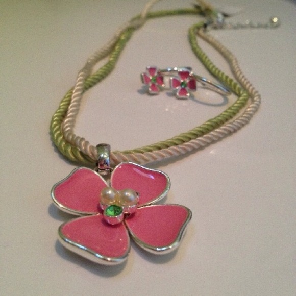 Tommy Hilfiger Necklace w/ Matching Earrings 🌸