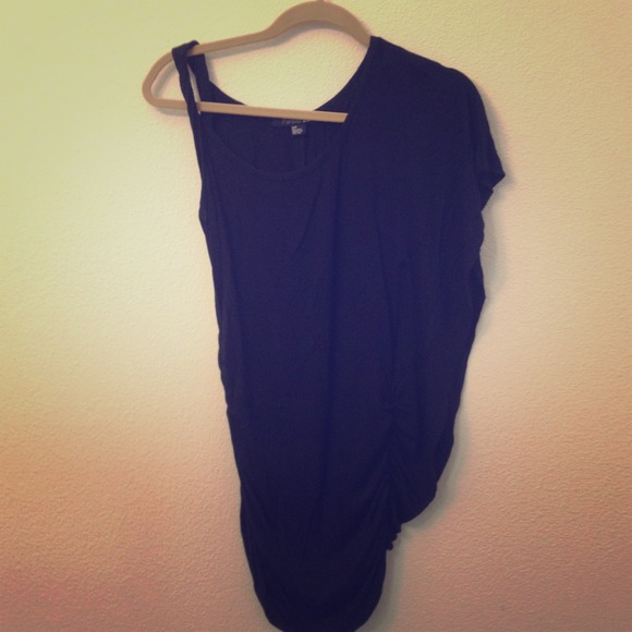 Simple black elongated shirt