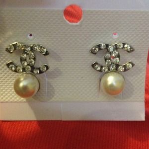 Cc pearl stud earrings