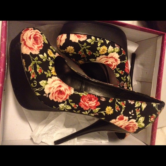 5 1/2 inch floral print stilettos