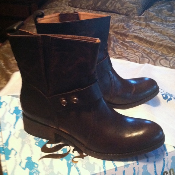 Spirit by Lucchese short brown leather boots