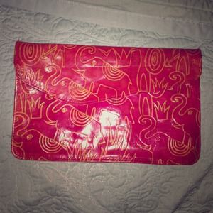 🔴VINTAGE RED LEATHER CLUTCH W/ ELEPHANT PATTERN🔴