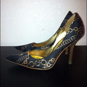 ❓GUESS BLACK SATIN JEWEL PRINT PUMPS❓