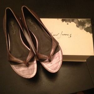 Elizabeth and James pewter flat size 7.5