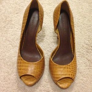 Faux Croc Gianni Bini camel stiletto peep toe