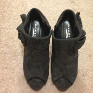Dark gray suede bootie with side bow. Worn twice.