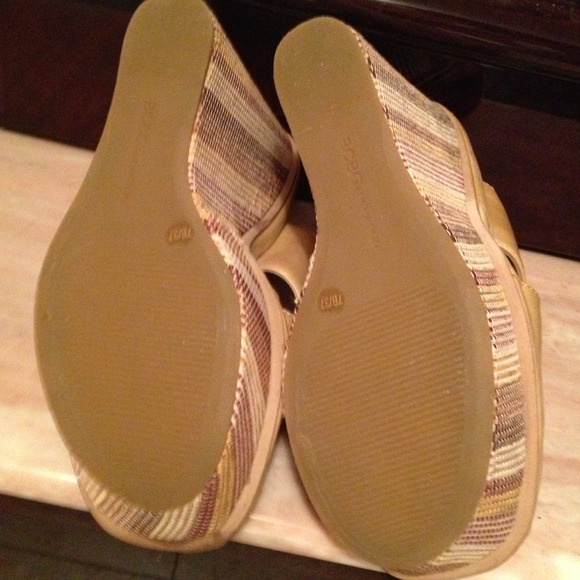 🚩SOLD🚩as bundle BCBG Wedge Sandals - Picture 3 of 3