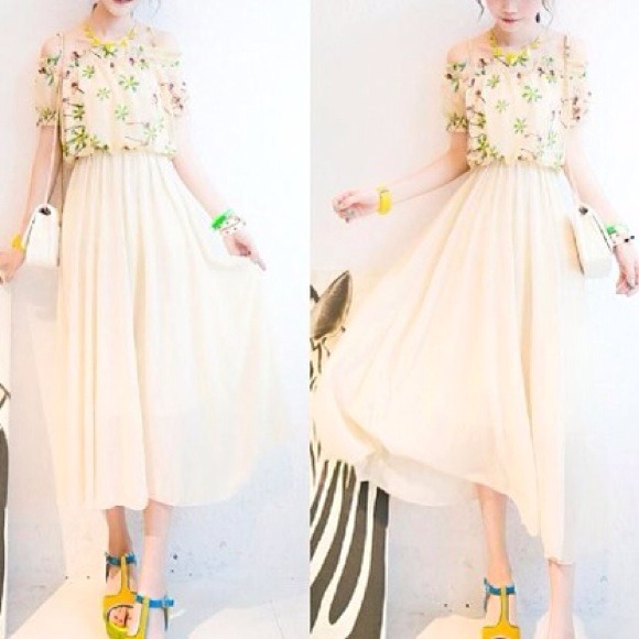 Beige long off-the-shoulder dress！