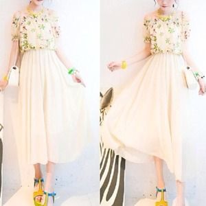 Beige long off-the-shoulder dress！