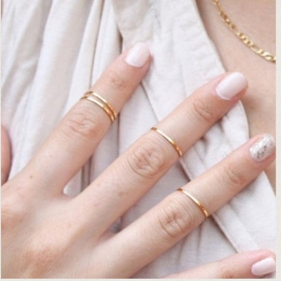 Jewelry - Set of 4 dainty gold midi rings