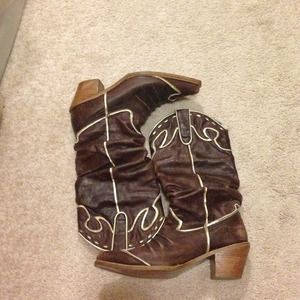 Brown and gold western boot, slouch.