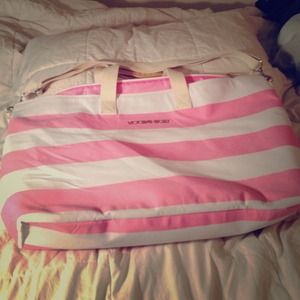 🎄🎁🆕VS Tote Brand New! REDUCED PRICE! 👜🆚❌