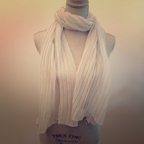 🚫SOLD LOCALLY🚫 Silver/gray spring/summer scarf