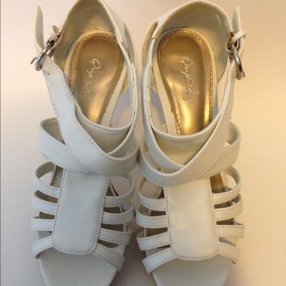 Quipid white high heel shoe, size 7.5