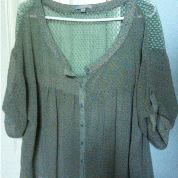 Charming Flowy Top - Picture 1 of 3