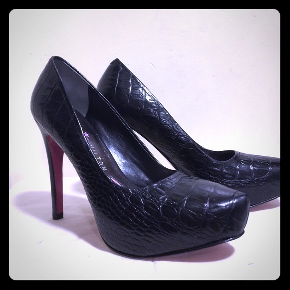 Paris Hilton Black Pumps