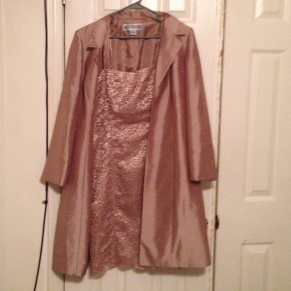 Jessica Howard - gold sleeveless dress with jacket