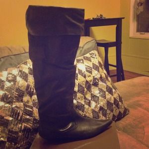 Great pair of flat knee high leather boots