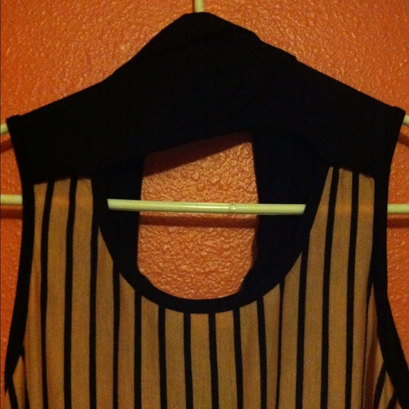 Adorable button down 🎀 - Picture 3 of 4