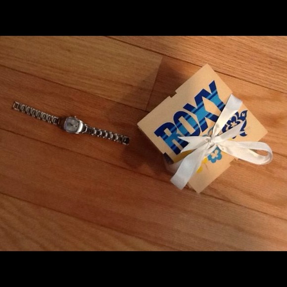 Roxy watch with flower faceplate NEW - Picture 2 of 3