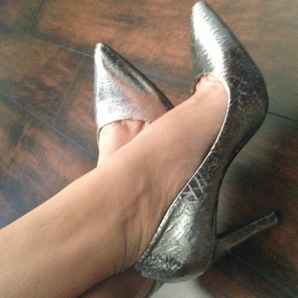 Jessica Simpson silver crackled heels