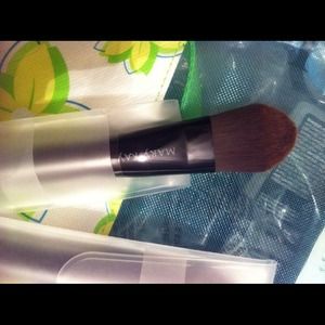 Mary Kay foundation brush n set