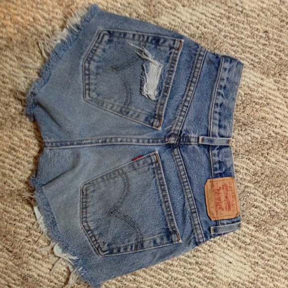 💰SOLD💰 Vintage High waisted Levi's denim shorts - Picture 2 of 2