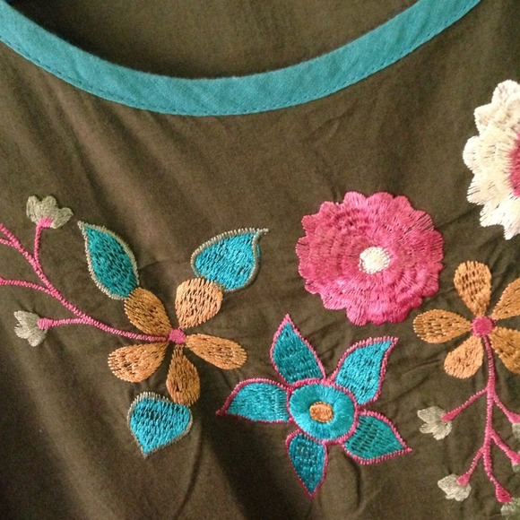 Beautiful embroidery flower work Kurti - Picture 2 of 5