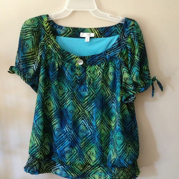 Cute & classy top! - Picture 1 of 2