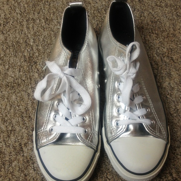 Metallic lace tennis shoes