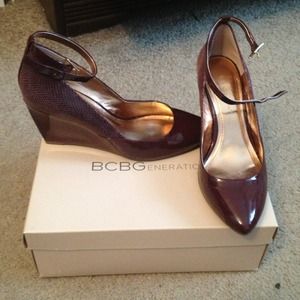 BCBGeneration Burgundy wedge