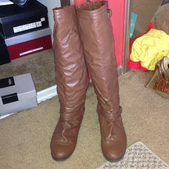 Tan size 8 boots worn with scratches