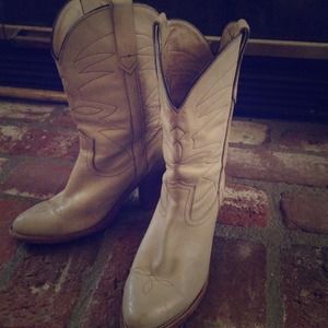 Vintage cowboy boots. 👢