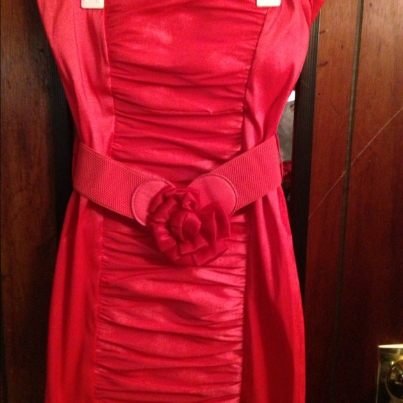 Sensual red dress satin w belt rose.