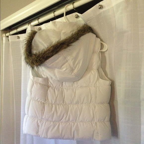 White vest with faux fur - Picture 2 of 2