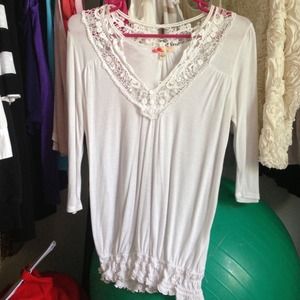 White half sleeved lace scrunched bottom top
