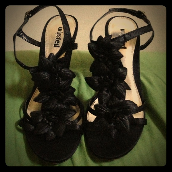 Black sandals flower front 8.5