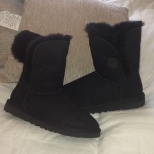 Black UGG with bailey button low top