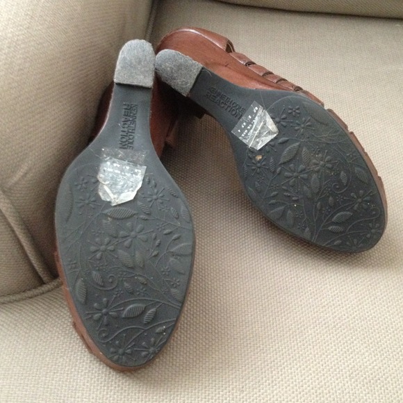 Kenneth Cole peep-toe wedges. - Picture 3 of 3